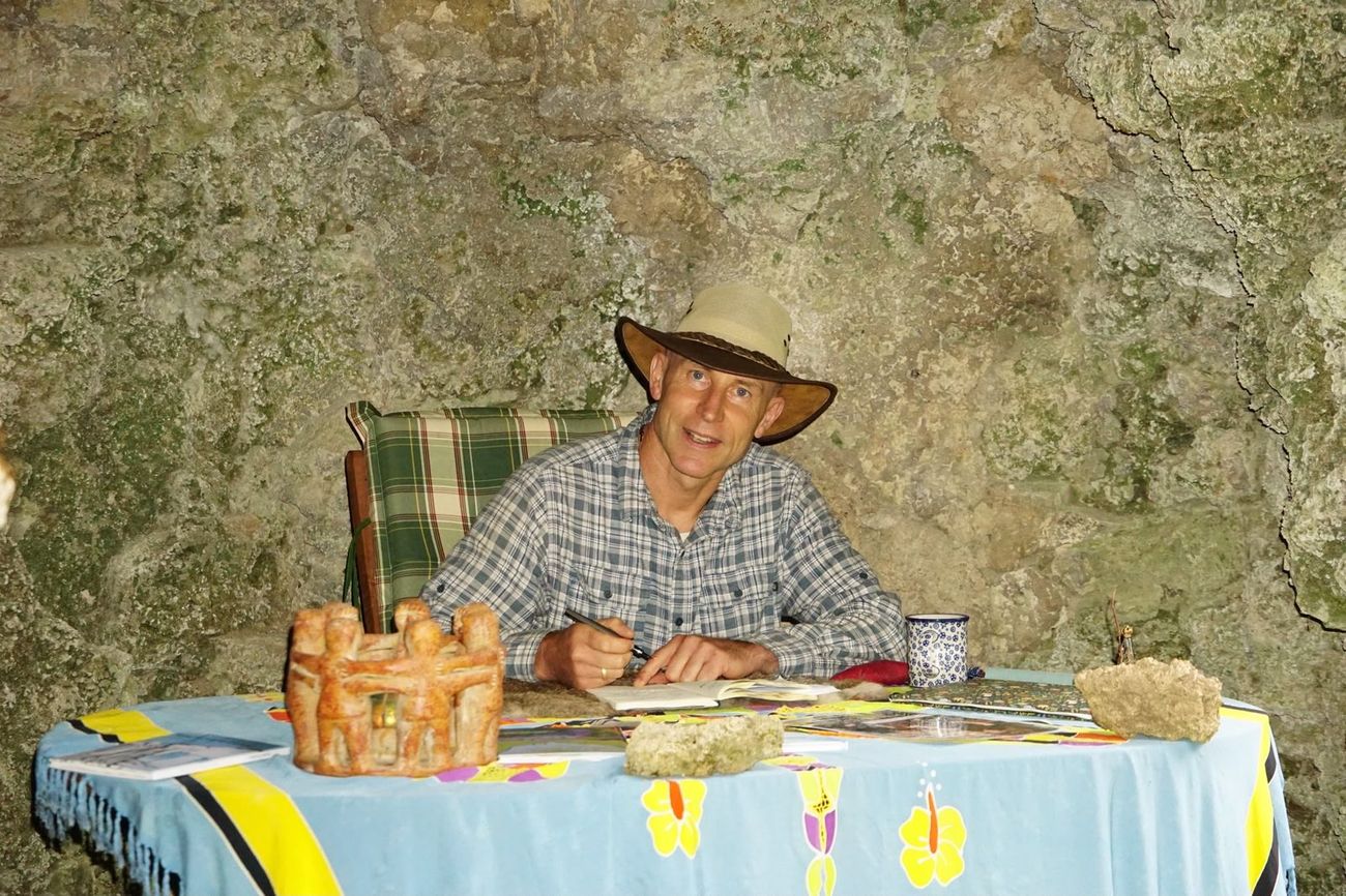 Robert Brodhun an einem gedeckten Tisch in der Grotte des Waldparks
