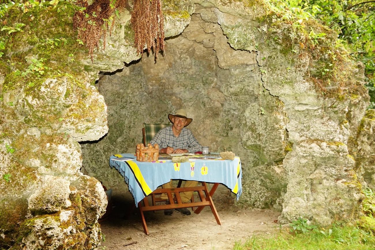 Die Grotte im Waldpark, gedeckter Tisch im Inneren