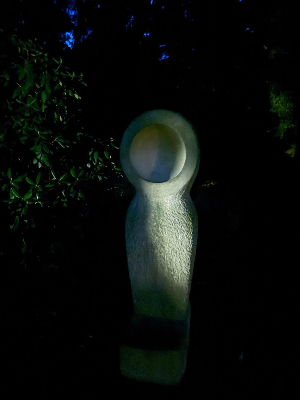 Das Klangobjekt bei Nacht, von warmem Licht angestrahlt