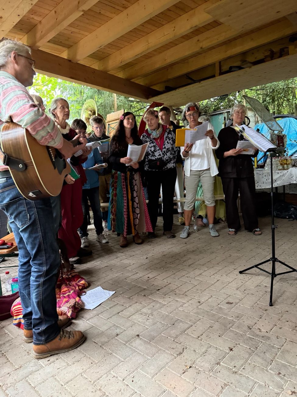 Musik und Gesang bei einer Veranstaltung im Waldpark