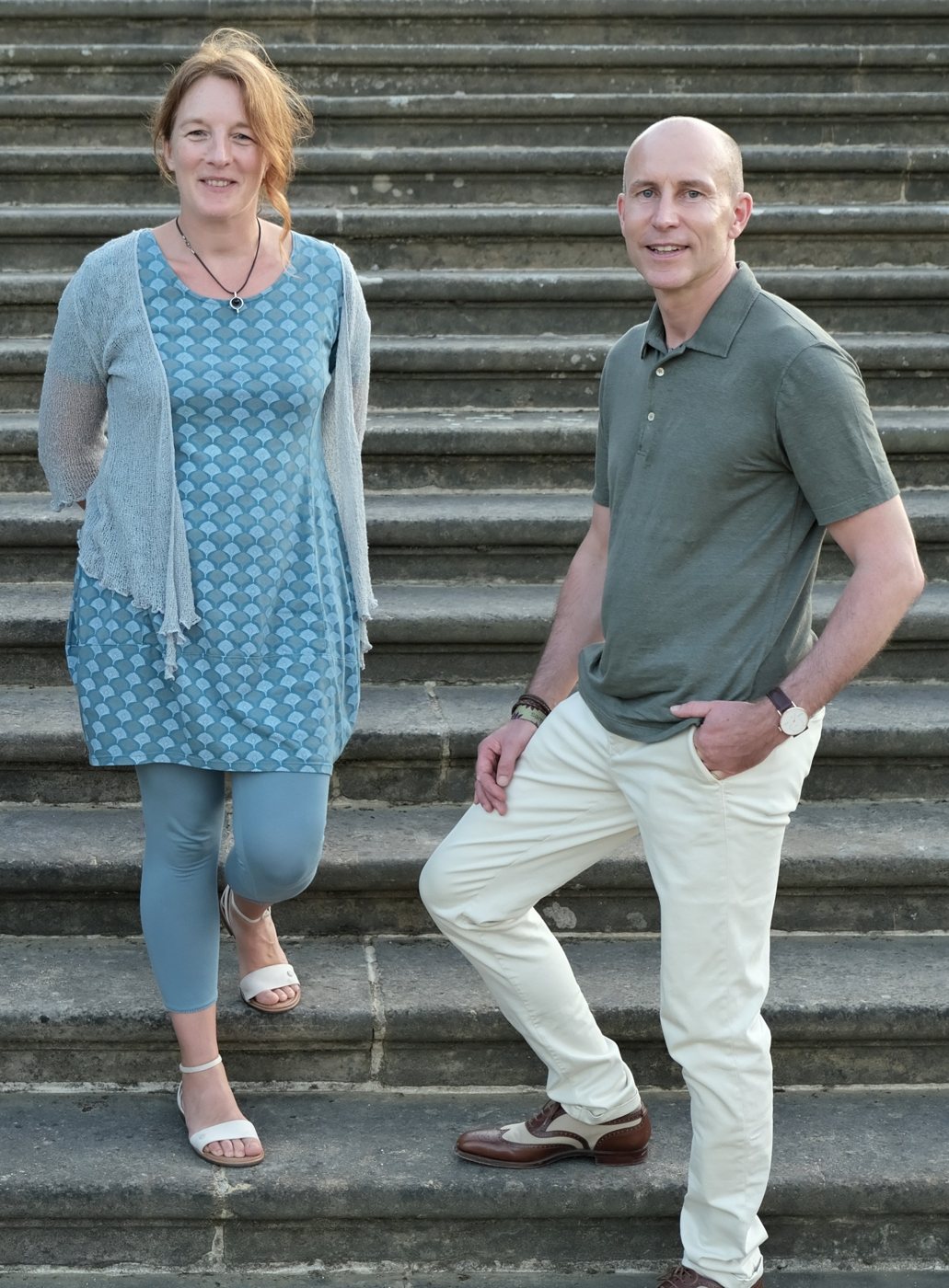 Robert Brodhun und die Malerin Anne Kern auf einer Freitreppe im Barockgarten Großsedlitz