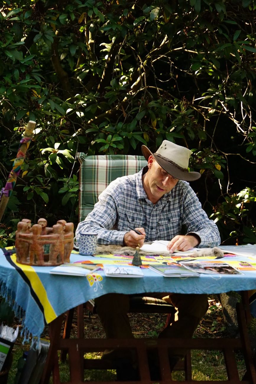 Robert Brodhun beim Schreiben an einem Tisch im Waldpark