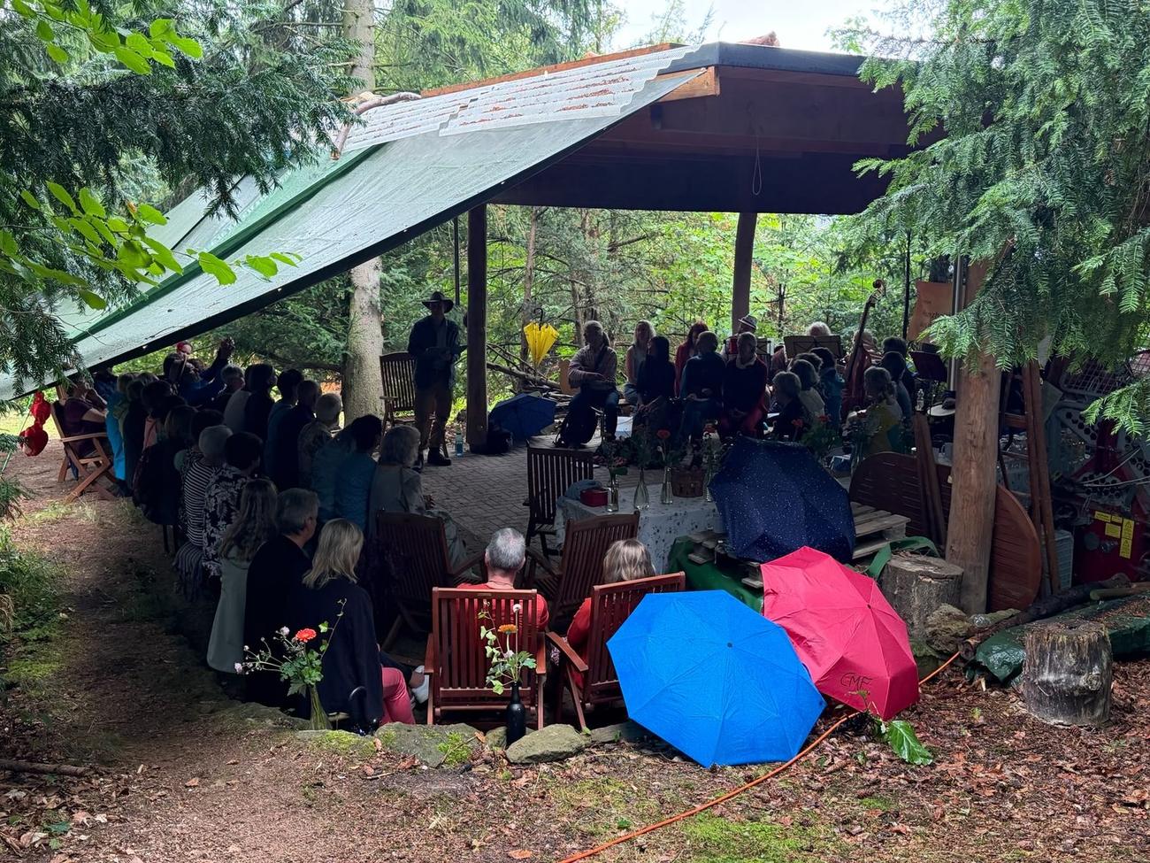 Publikum bei einer Veranstaltung im Waldpark