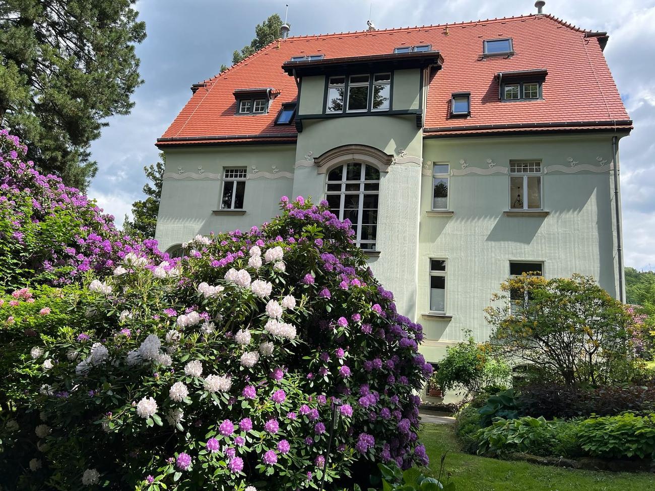 Die historische Jugendstilvilla am Chemnitzer Heim im Sommer