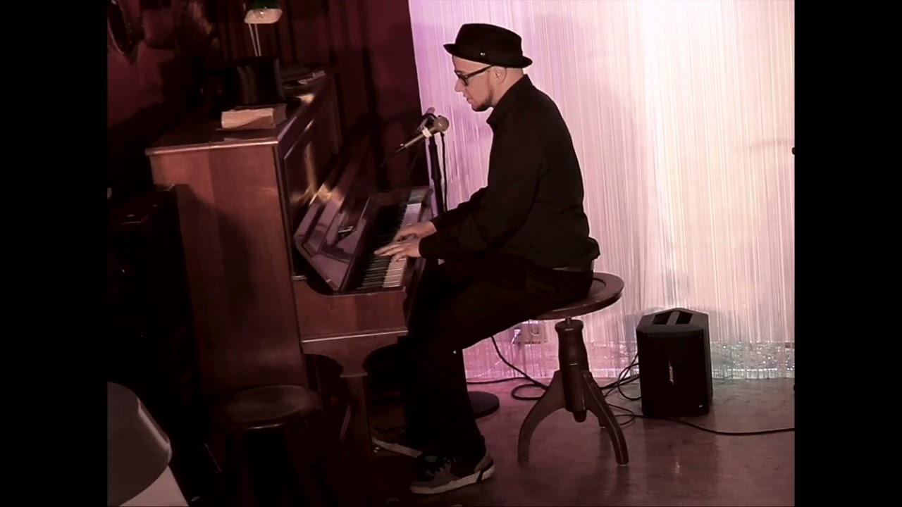 Yiannis Brauweiler am Klavier, Standbild aus dem Video zu »Nachdenkliches«